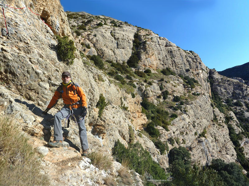Escarpes junto al paso de la cadena 