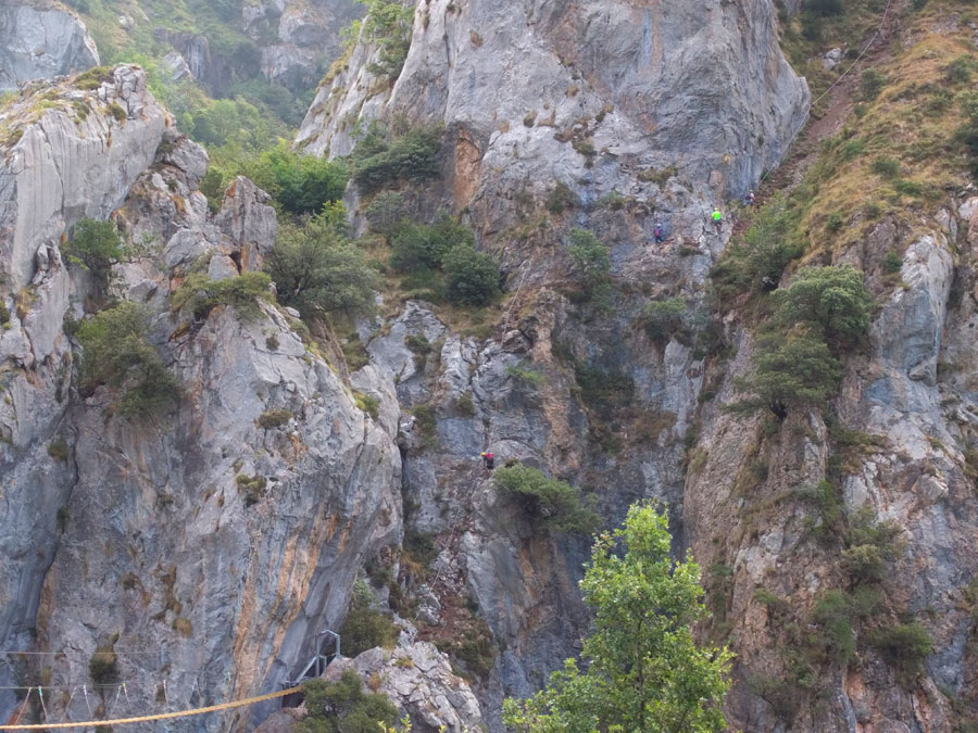 Detalle de excursionistas subiendo la primera parte de la vía ferrata 
