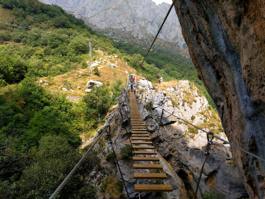 Vista atrás desde la pasarela -el cable de vida va tan alto que es mejor asegurarse a las barandillas- 
