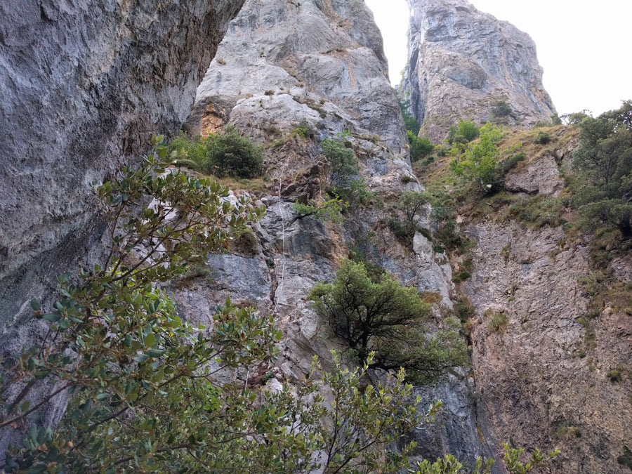 Primer tramo con excursionistas subiendo la pared vertical más larga 