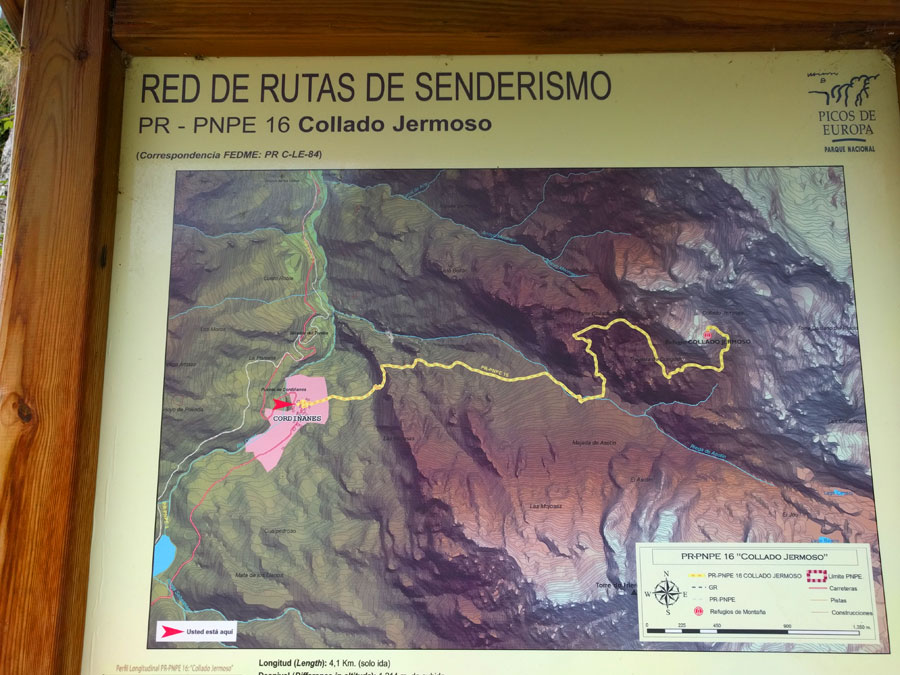 Pasaremos junto al cartel con el croquis del PR-PNPE-16 