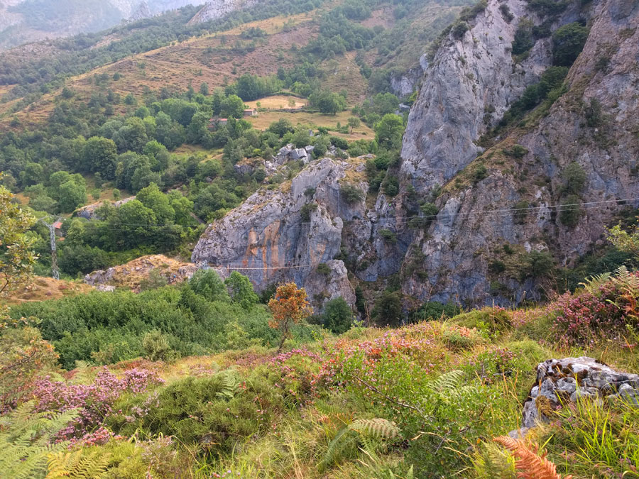 Desde la aproximación vemos la pasarela de entrada a la vía ferrata sobre el río Cares 