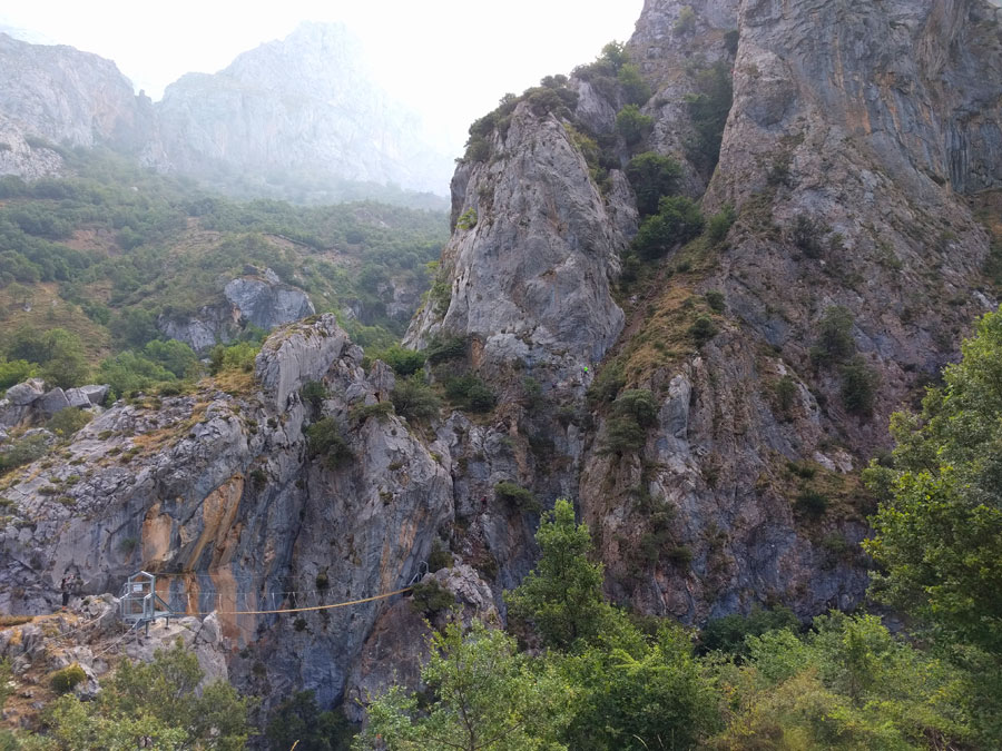 Pasarela de entrada sobre el río Cares 