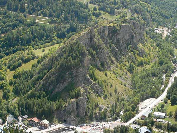 Vista del Rocher Saint-Pierre donde transcurre la vía ferrata 