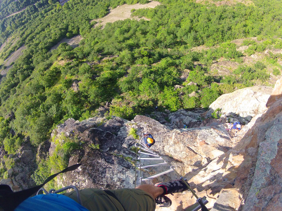 Subiendo por la escalera -el paso estrella de la vía ferrata- 