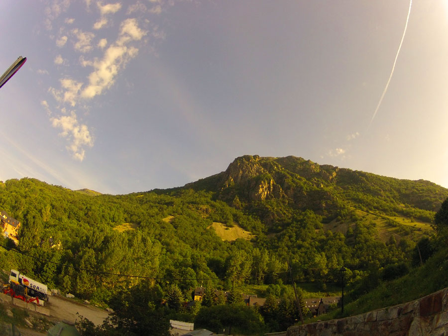 Vista de los tres resaltes de la vía ferrata desde la entrada de Unha 