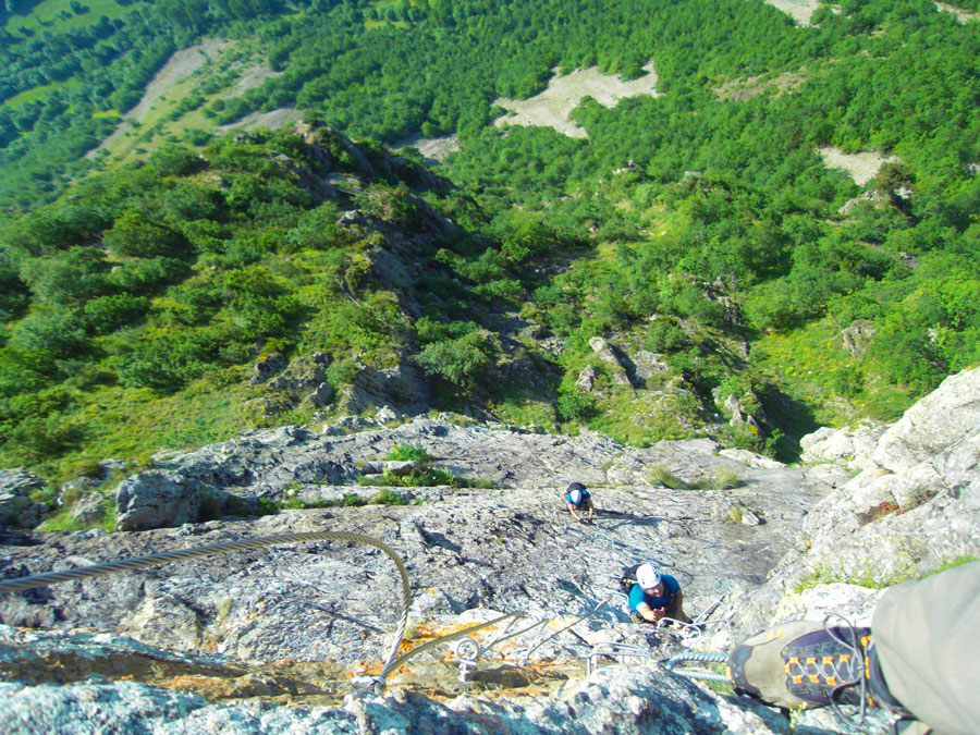 En el muro vertical del tercer tramo 