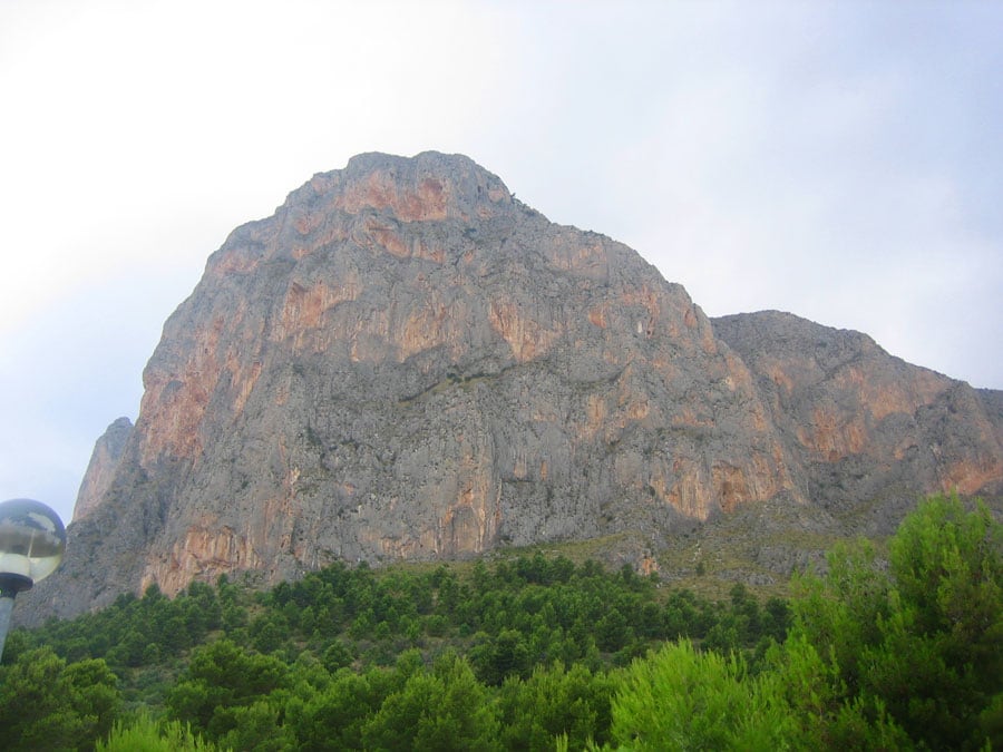 Vista del peñasco el León Dormido por el que transcurre la ferrata 
