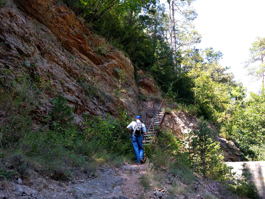 Subimos por una escalera en el lateral de la presa 