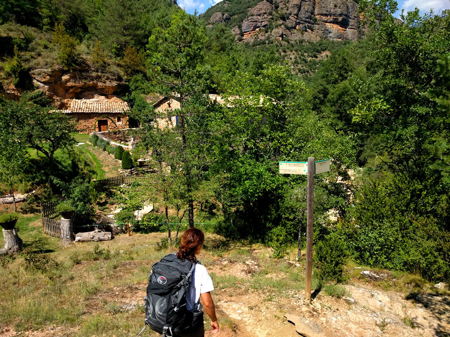 Nos desviamos a la derecha para cruzar el río -a la izquierda podríamos llegar al pont Cabradís pero por la Torre de la Corriu- 