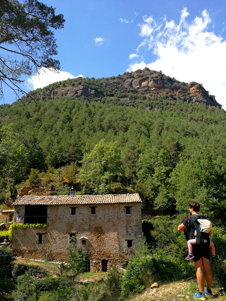 Vista de la masía del Molí de la Corriu desde la pista 