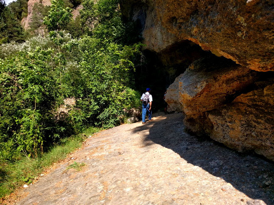 Una vez en la Bauma de les Pintes sabemos que los tramos equipados estan cerca 