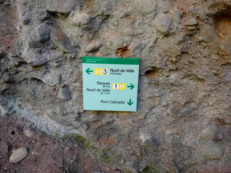 Indicador de regreso para volver por el camino dels cims (10 km) izquierda o por el camino del río (6,7 km) derecha 