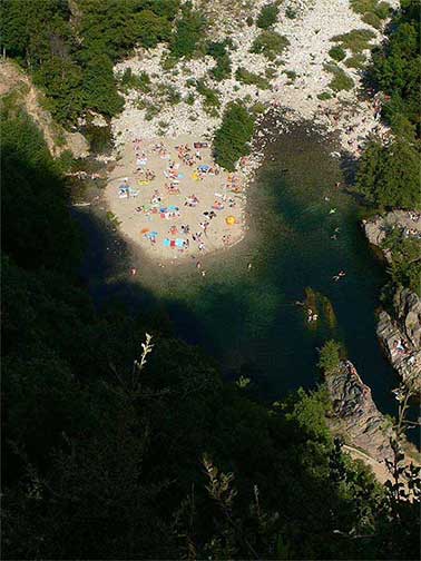 Playa natural en el río junto al Pont du diable 