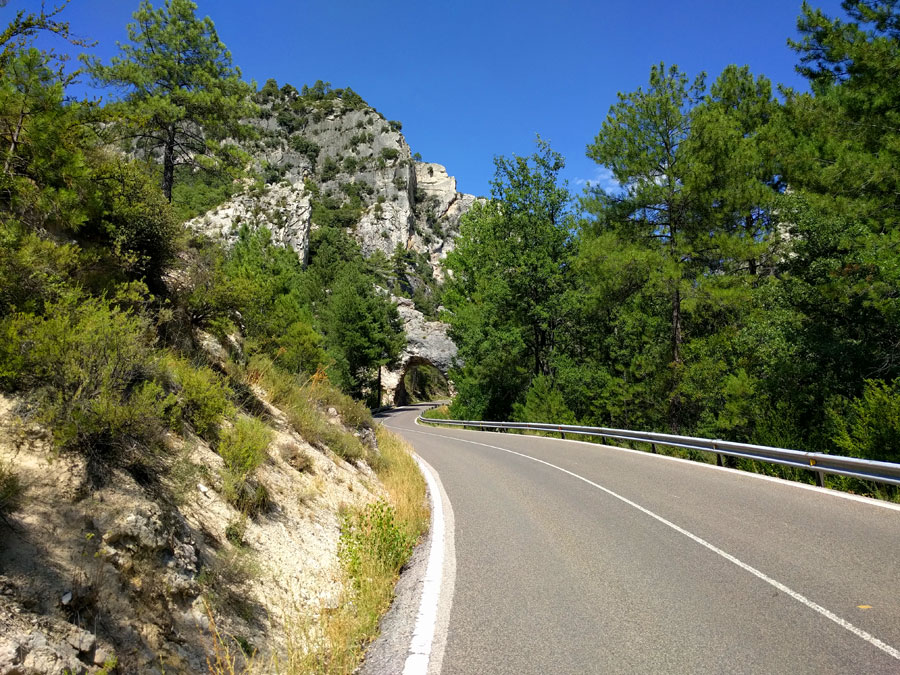 Sin arcén nos dirigimos al arco de roca 