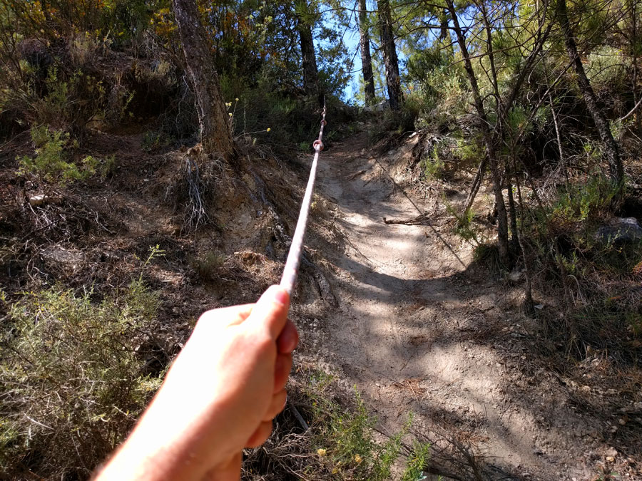 Salimos de la carretera ayudados por una cuerda anudada 