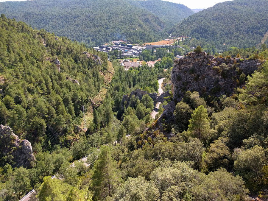 Vistas a Puente de Vadillos y al arco de roca 