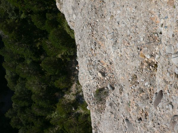 Arriba la ferrata va perdiendo verticalidad 