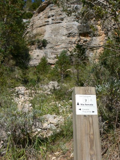 Indicador a la ferrata. Si seguimos hacia Canalda podremos visitar el Salto de la Perdiu 