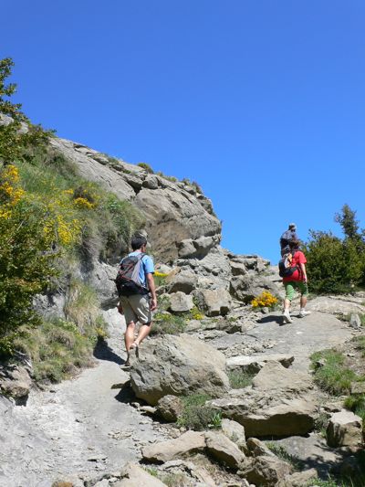 Caminando al pie del Puigsacalm 