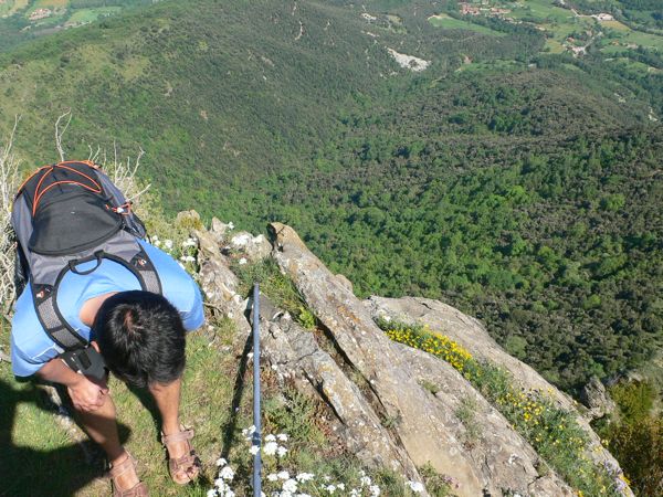 La entrada a la canal Fosca es poco clara (Poste vertical Joanetes 1H. - si llegáis tan cerca del risco como nosotros os habéis pasado... - ) 