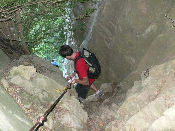Seguimos bajando con la ayuda de pasamanos 