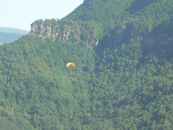 Que suerte poder sobrevolar la Vall d en Bas en parapente! 