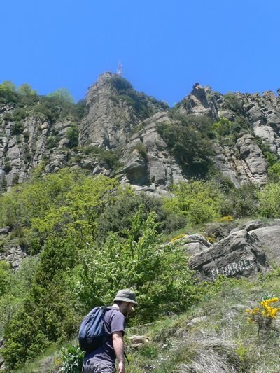 Llegamos al desvío del Barret - a la izquierda subiremos por la canal dels Ganxos - a la derecha por la canal Fosca - Escogemos izquierda 