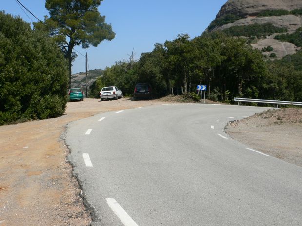 Curva de la BV-1221 donde podremos aparcar 
