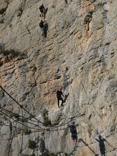Cruzando el puente e inicio de un tramo muy expuesto 