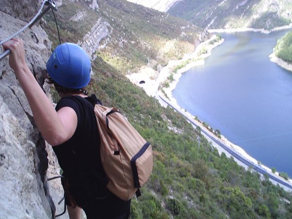 Vistas sobre el pantano y la carretera 