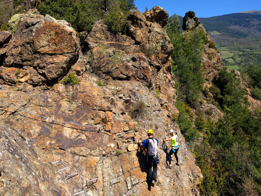 Flanqueo en descenso con vistas al pueblo 