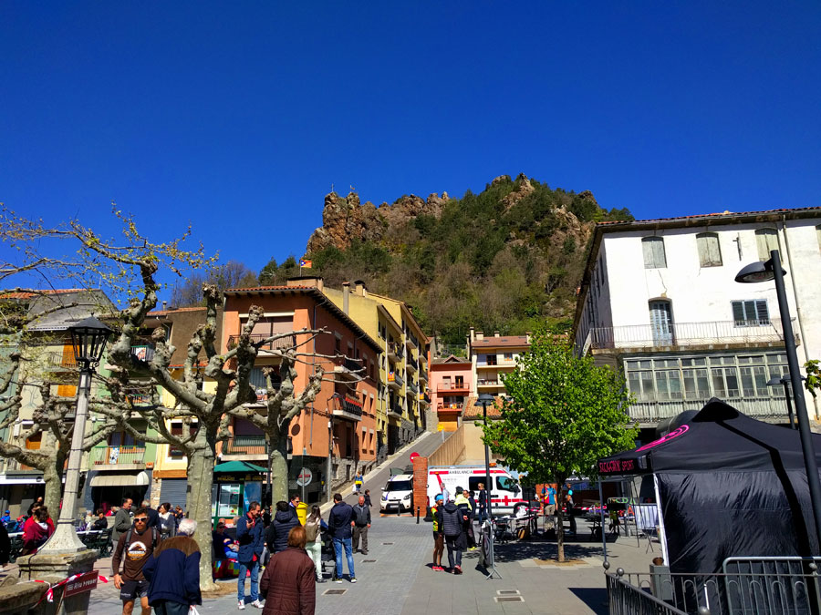 La Roca de la Creu es la cresta por la que sube la vía ferrata -vista desde la plaza del Mercat- 