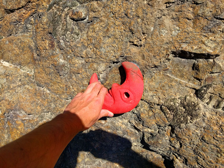 Presa de escalada en la entrada del camino 