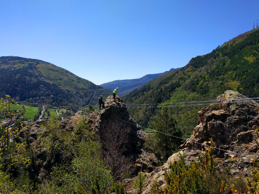 A punto de pasar el puente tibetano de 15 metros 