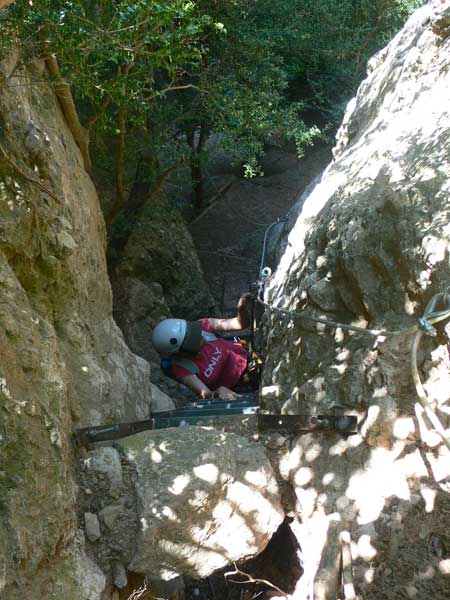 Escalera fija en el descenso 