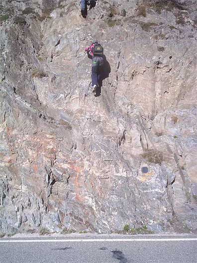 Inicio de la ferrata a pie de carretera 