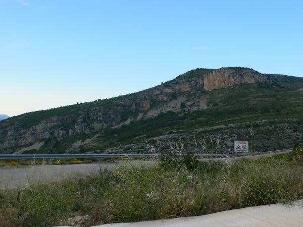 Vista del Roc del Figueral en el desvío de la CV-155 hacia el Mas de Paula 