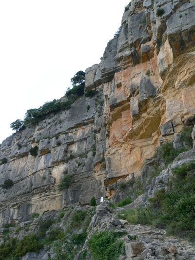 La ferrata se inicia junto al cartel blanco 