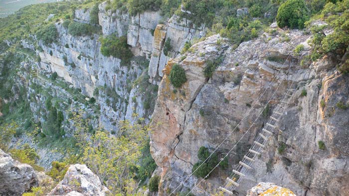 Vista del puente y del camino de regreso al pie de la pared 