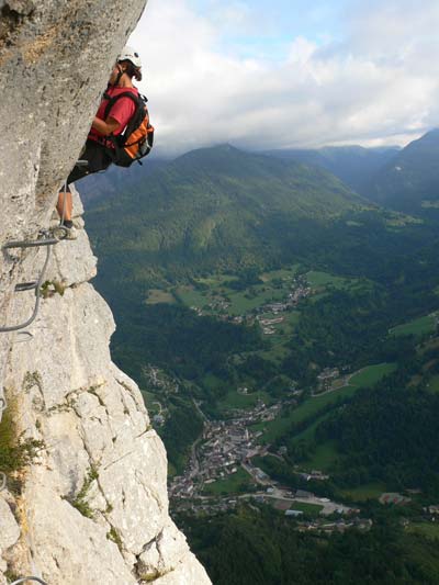 Salida de la vía muy aérea y desplomada 