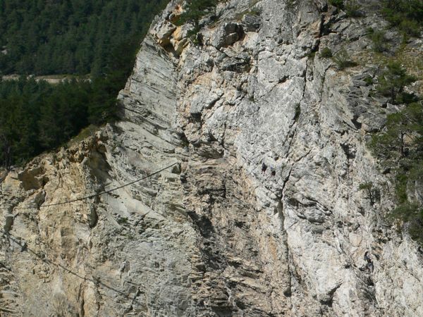 Vista de la larga pasarela de 83 metros 