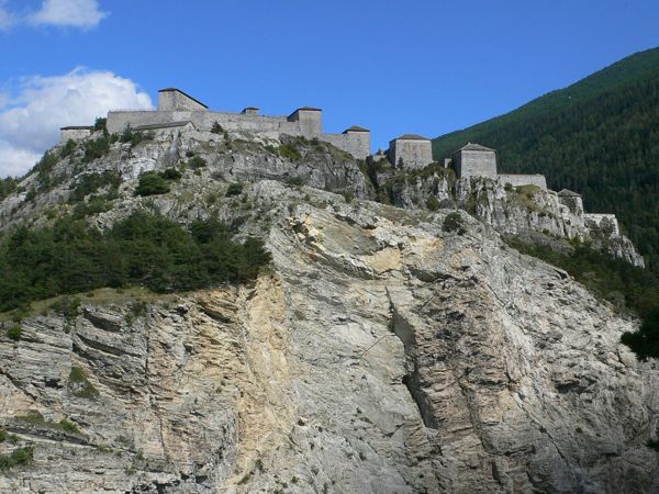 Vista de la fortaleza y la pared por donde transcurre Les Rois Mages. Se puede intuir la larga pasarela a media altura. 