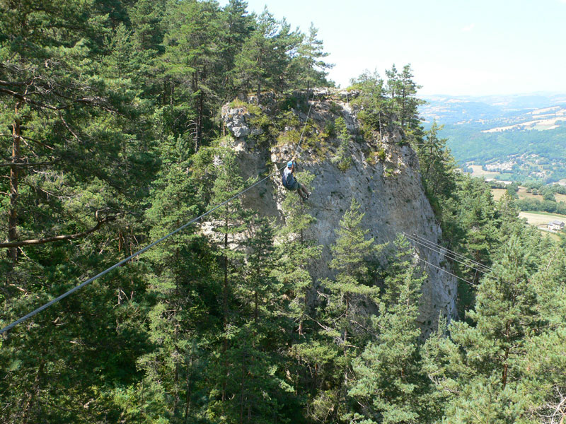 Descendiendo la tirolina 