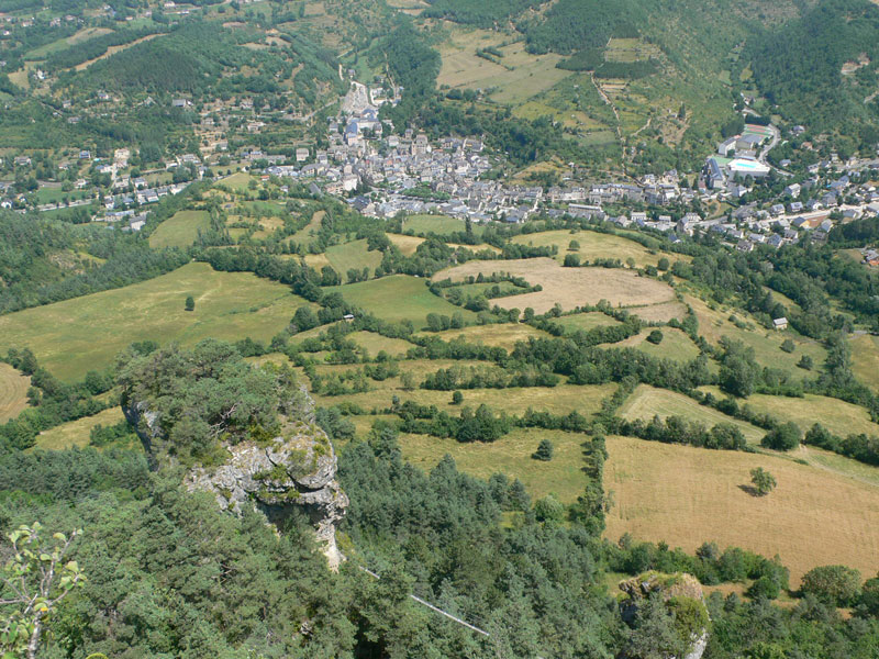 Otra vista en la que se ve la larga pasarela de la vía y el pueblo de la Canourgue al fondo 