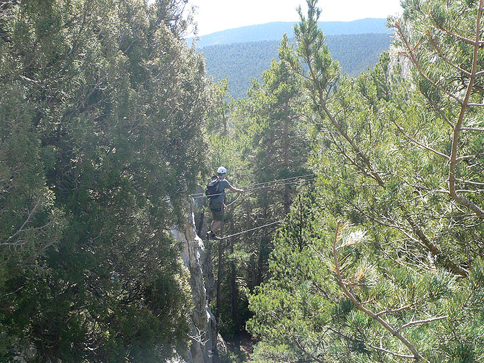 Cruzamos un largo puente tibetano que nos acerca a la aguja de la Garriga 