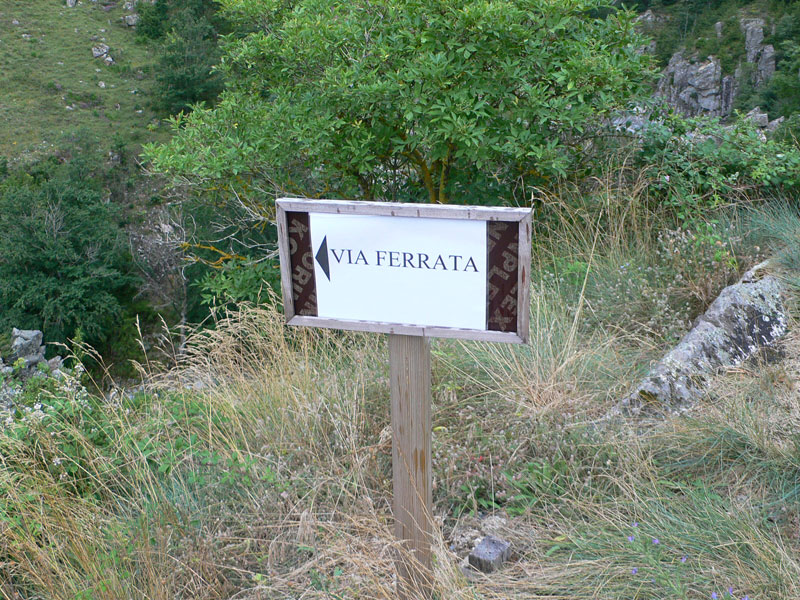 Indicador a la ferrata desde la carretera D119 
