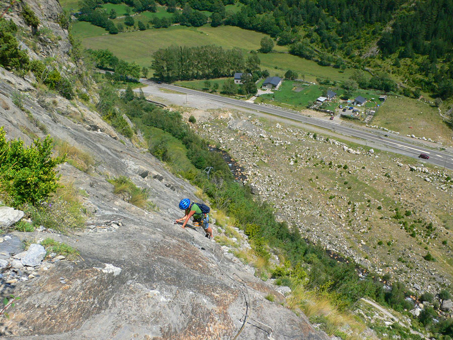 Llegamos a la pared verdadero inicio de la ferrata 