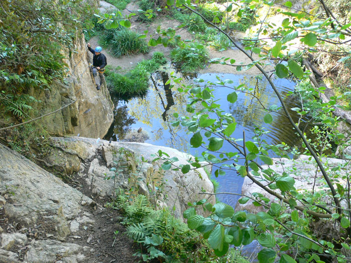 Paso lateral junto al salto de agua 