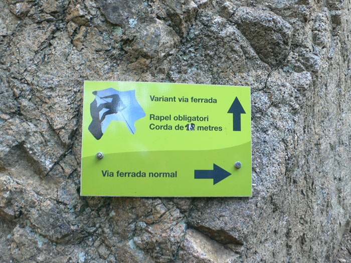Bifurcación -arriba rapel obligado de 15 metros- derecha vía ferrata normal 